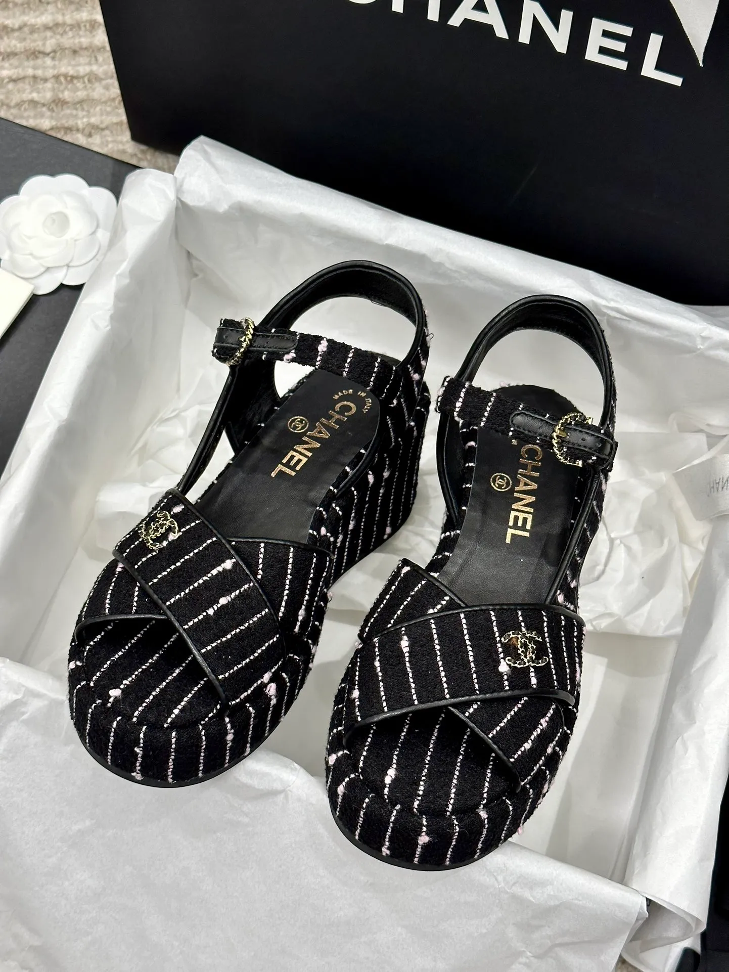 👟👟Ex-factory price 480👟👟 CHANEL C Jia Xiaoxiang 23ss new wedge heel open toe high heel sandals. Top counter quality. The moment you put it on your feet, it is still super stunning. 🔥All materials are customized according to the original version! Upper: imported first-layer calfskin/imported fragrant cloth/ lining: imported sheepskin, foot pad: sheepskin sole: outsole imported from Italy Size number: 34-40